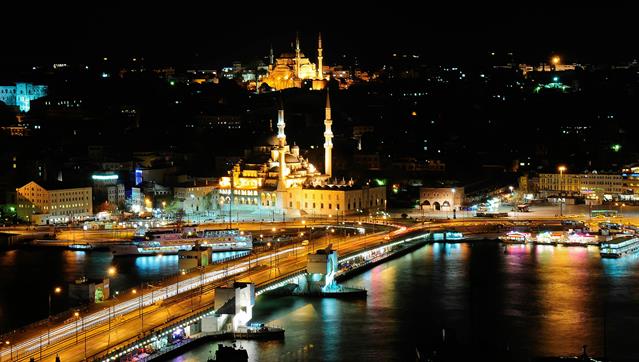 Direkt nach der Überquerung der Galata Brücke thront links auf der historischen Halbinsel unübersehbar die Neue Moschee (Yeni Valide Camii), deren Fertigstellung dauerte sechsundsechszig Jahre.